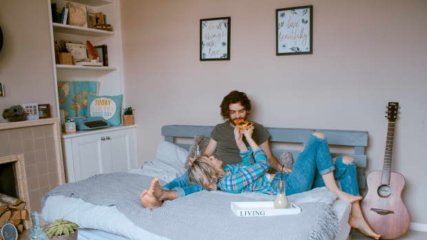 couple staying at home and eating in bed